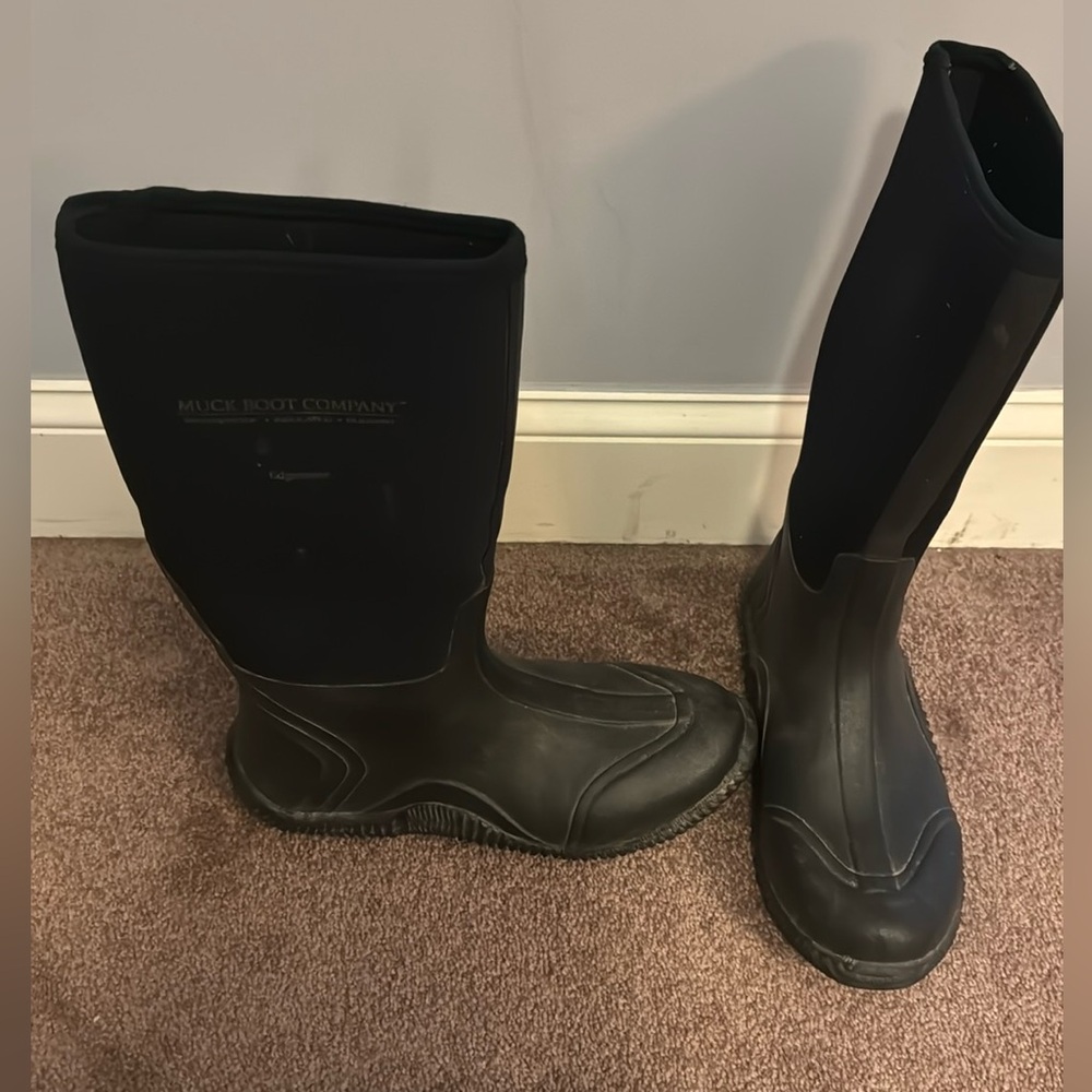 Muck Boot Company- Men’s 10/10.5 or Woman’s 11/11.5